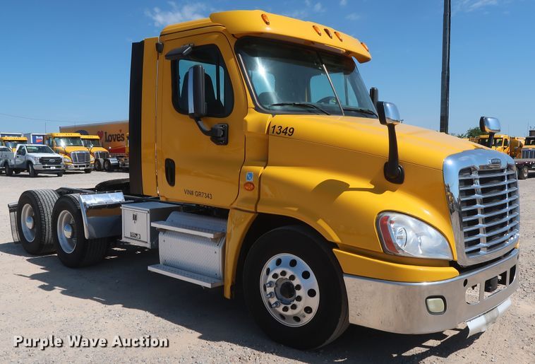 image for item HA9133 2015 Freightliner Cascadia 125  semi truck