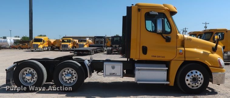 image for item HA9133 2015 Freightliner Cascadia 125  semi truck