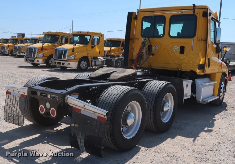 image for item HA9133 2015 Freightliner Cascadia 125  semi truck