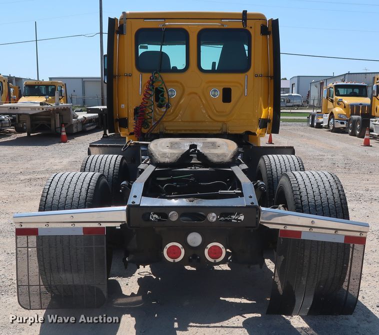 image for item HA9133 2015 Freightliner Cascadia 125  semi truck