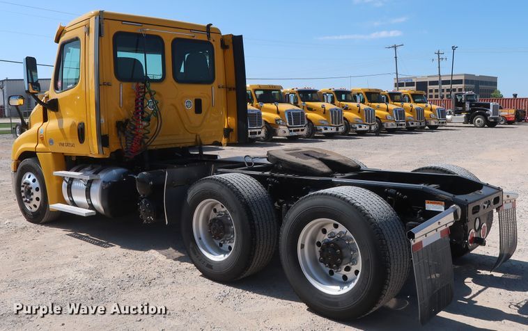 image for item HA9133 2015 Freightliner Cascadia 125  semi truck