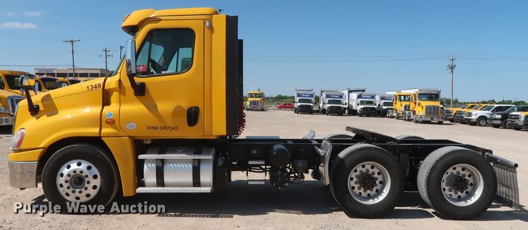 image for item HA9133 2015 Freightliner Cascadia 125  semi truck