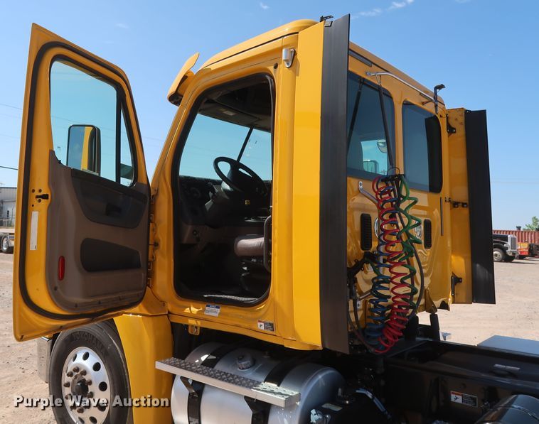 image for item HA9133 2015 Freightliner Cascadia 125  semi truck