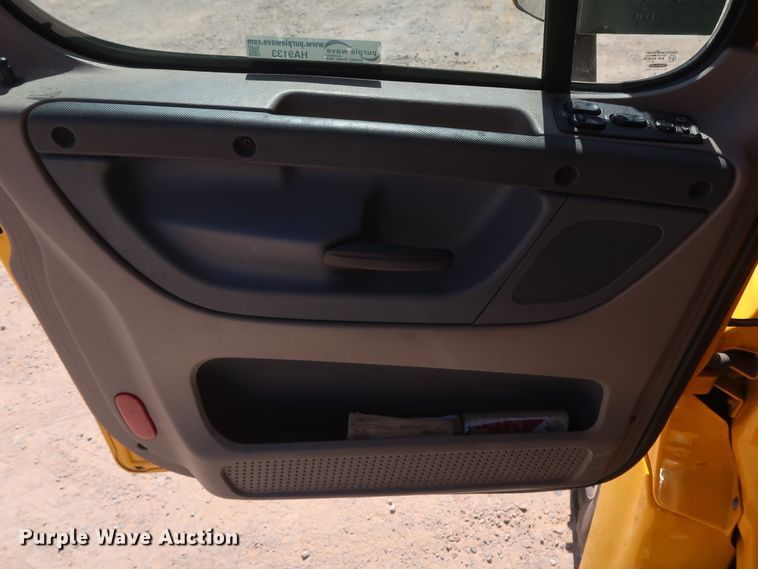 image for item HA9133 2015 Freightliner Cascadia 125  semi truck