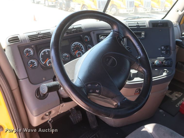 image for item HA9133 2015 Freightliner Cascadia 125  semi truck