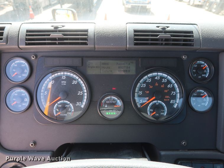 image for item HA9133 2015 Freightliner Cascadia 125  semi truck