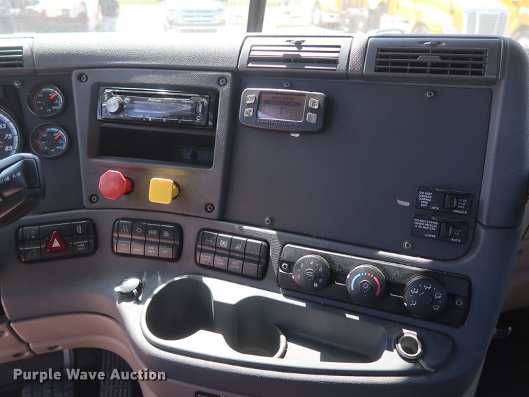 image for item HA9133 2015 Freightliner Cascadia 125  semi truck