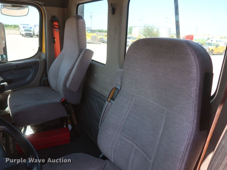 image for item HA9133 2015 Freightliner Cascadia 125  semi truck