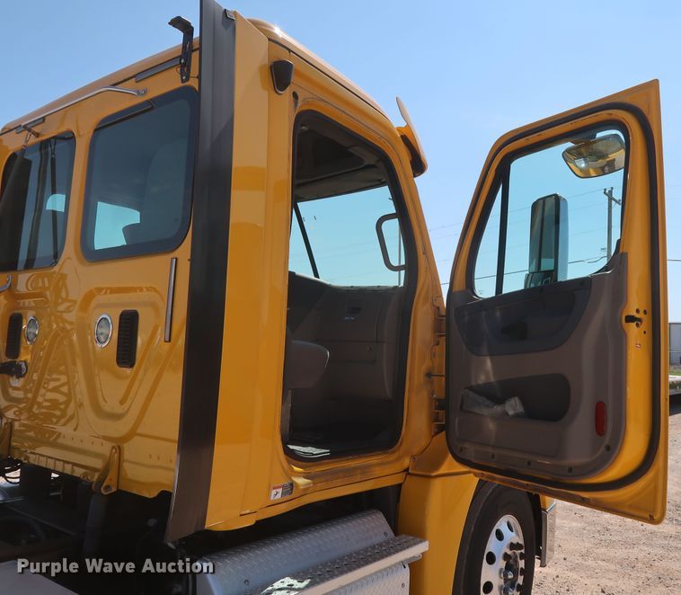 image for item HA9133 2015 Freightliner Cascadia 125  semi truck