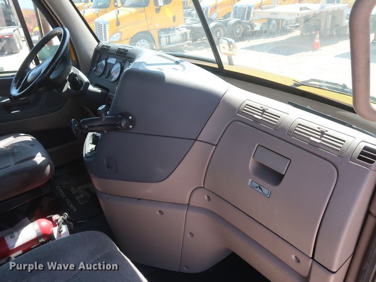 image for item HA9133 2015 Freightliner Cascadia 125  semi truck