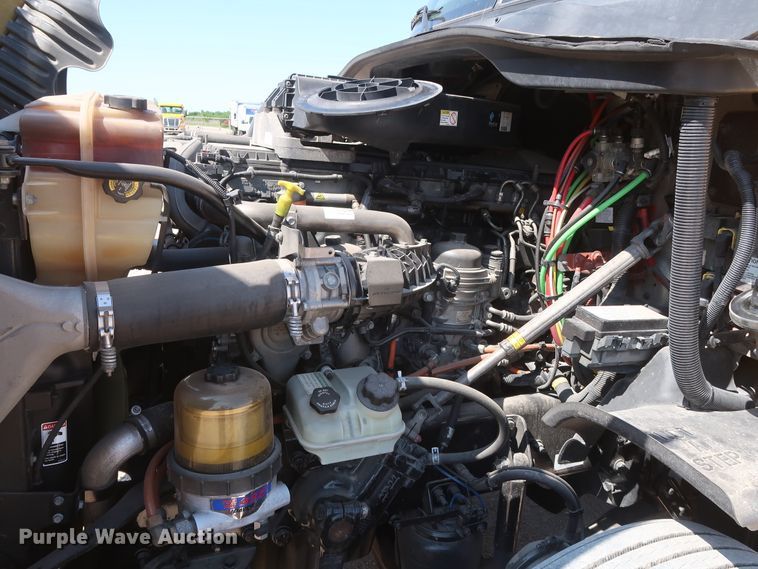 image for item HA9133 2015 Freightliner Cascadia 125  semi truck