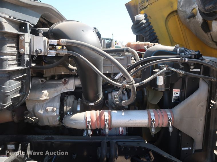 image for item HA9133 2015 Freightliner Cascadia 125  semi truck