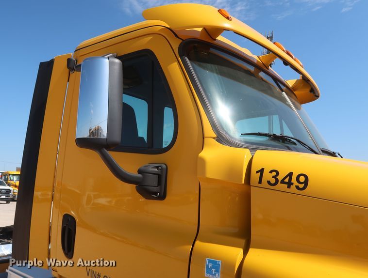 image for item HA9133 2015 Freightliner Cascadia 125  semi truck