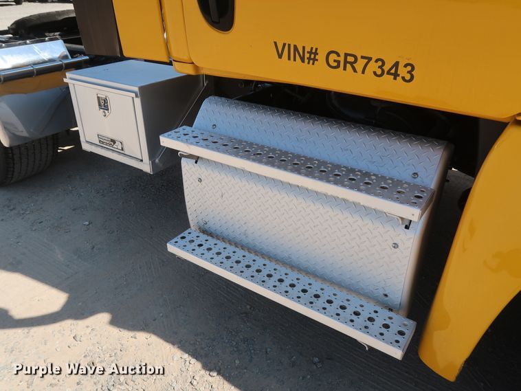 image for item HA9133 2015 Freightliner Cascadia 125  semi truck