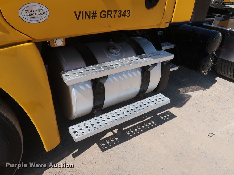 image for item HA9133 2015 Freightliner Cascadia 125  semi truck