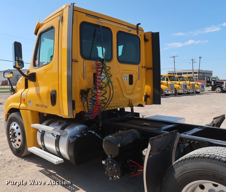 image for item HA9133 2015 Freightliner Cascadia 125  semi truck