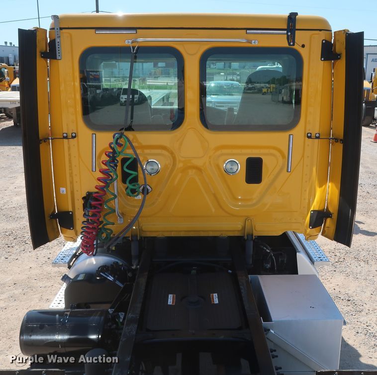 image for item HA9133 2015 Freightliner Cascadia 125  semi truck