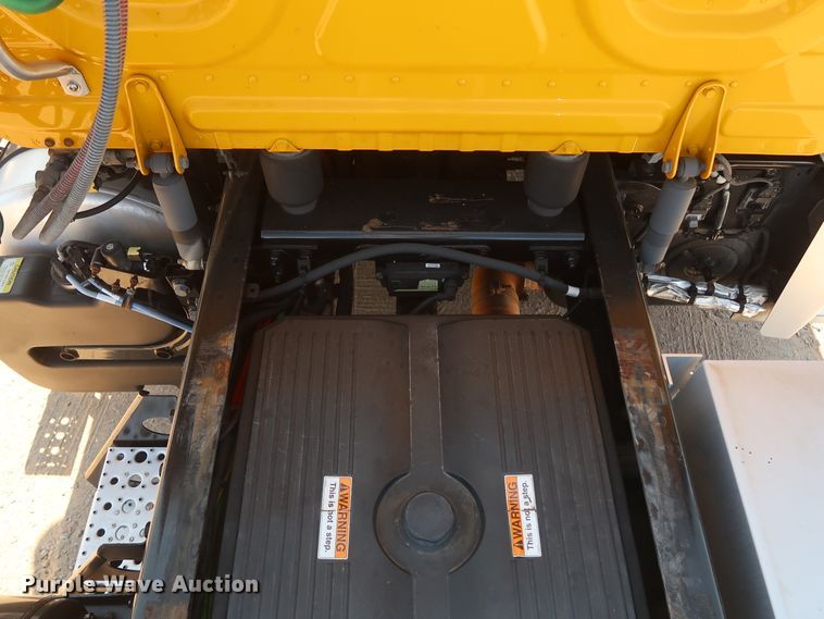 image for item HA9133 2015 Freightliner Cascadia 125  semi truck