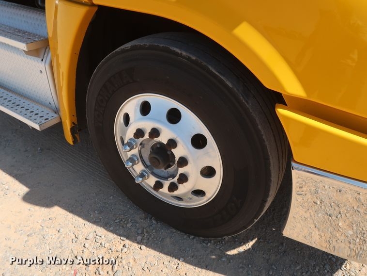 image for item HA9133 2015 Freightliner Cascadia 125  semi truck