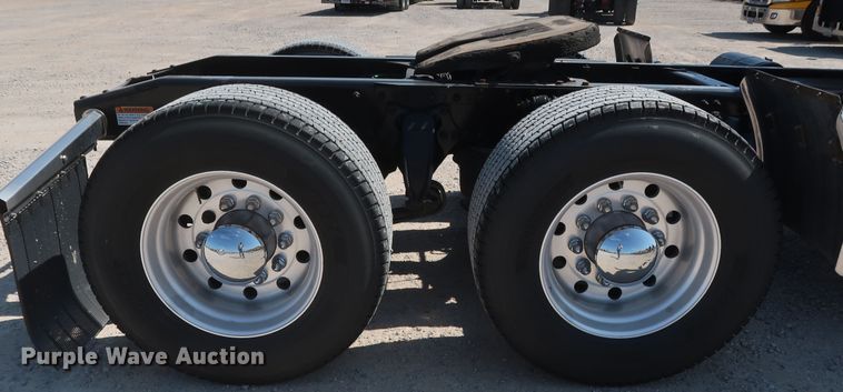 image for item HA9133 2015 Freightliner Cascadia 125  semi truck