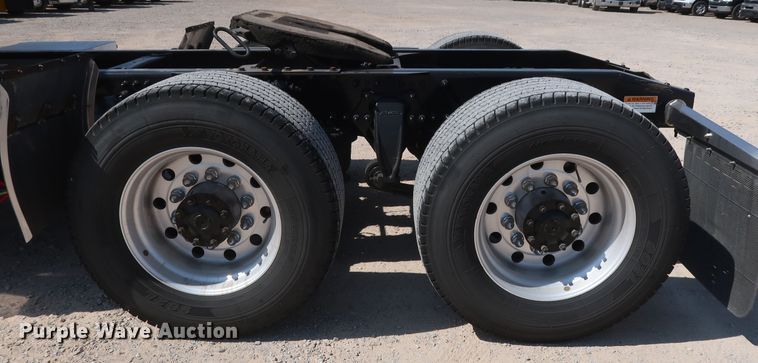 image for item HA9133 2015 Freightliner Cascadia 125  semi truck