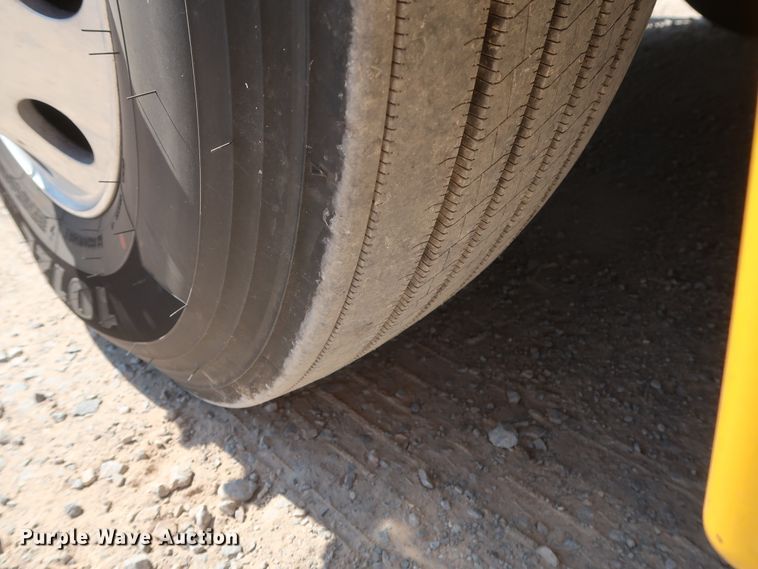 image for item HA9133 2015 Freightliner Cascadia 125  semi truck