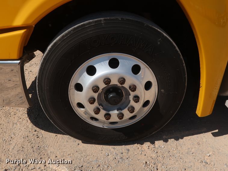 image for item HA9133 2015 Freightliner Cascadia 125  semi truck