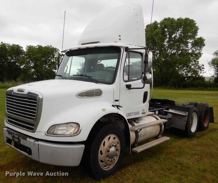 image for item HA9168 2007 Freightliner Business Class M2  semi truck