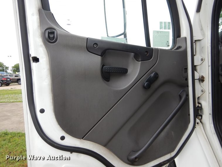 image for item HA9168 2007 Freightliner Business Class M2  semi truck