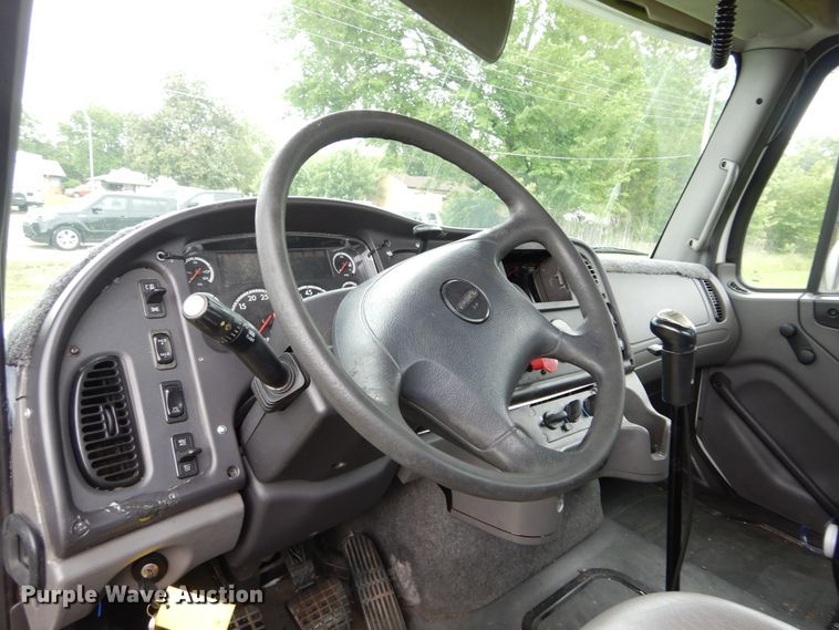 image for item HA9168 2007 Freightliner Business Class M2  semi truck