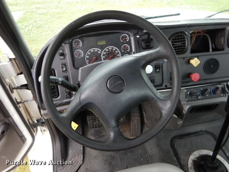 image for item HA9168 2007 Freightliner Business Class M2  semi truck