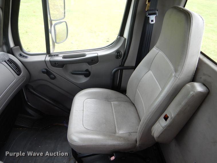 image for item HA9168 2007 Freightliner Business Class M2  semi truck