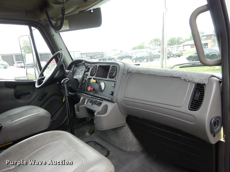 image for item HA9168 2007 Freightliner Business Class M2  semi truck