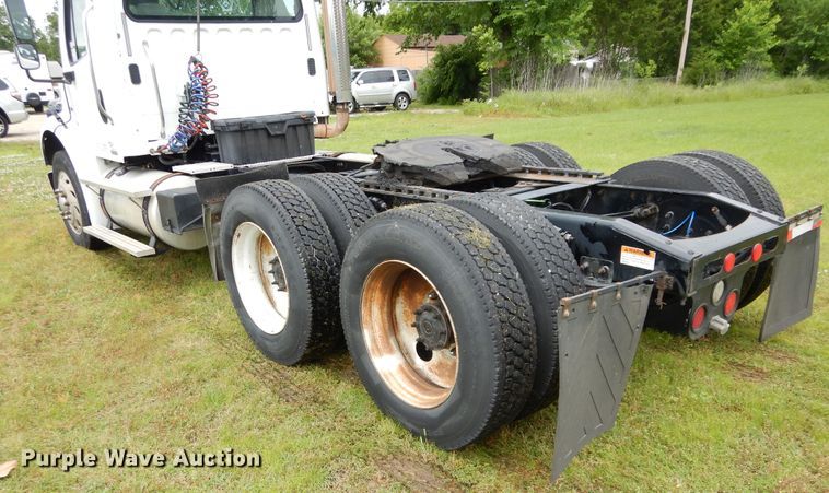 image for item HA9168 2007 Freightliner Business Class M2  semi truck