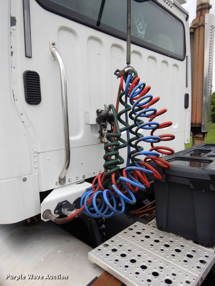 image for item HA9168 2007 Freightliner Business Class M2  semi truck