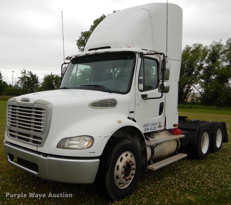 image for item HA9169 2005 Freightliner Business Class M2  semi truck