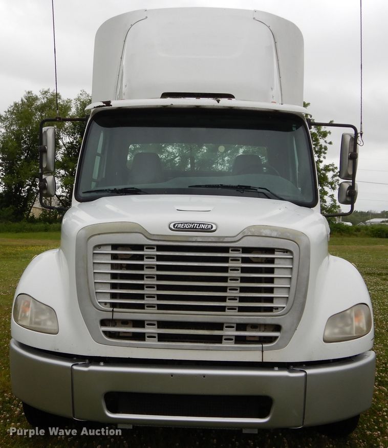 image for item HA9169 2005 Freightliner Business Class M2  semi truck