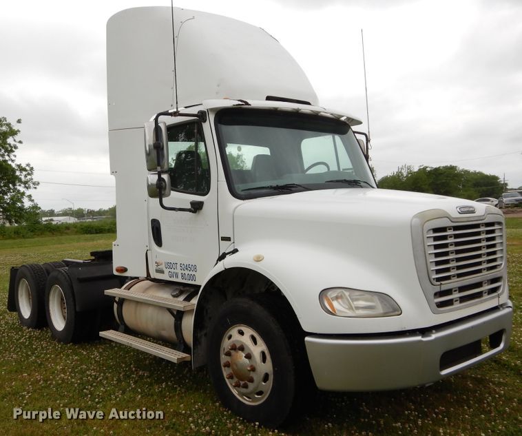 image for item HA9169 2005 Freightliner Business Class M2  semi truck