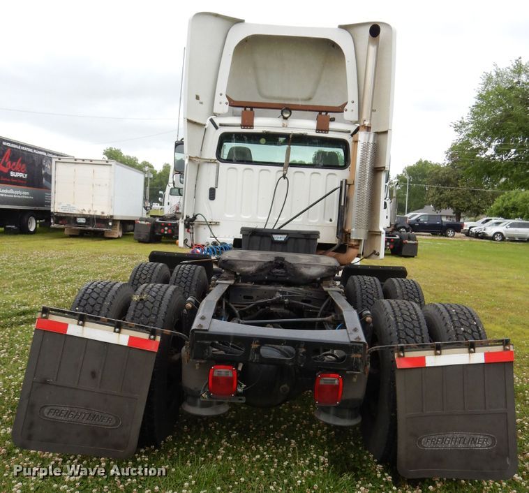 image for item HA9169 2005 Freightliner Business Class M2  semi truck