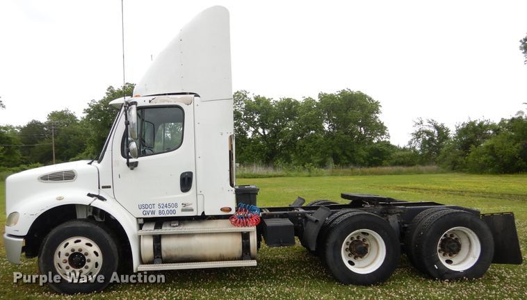 image for item HA9169 2005 Freightliner Business Class M2  semi truck