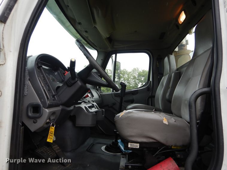 image for item HA9169 2005 Freightliner Business Class M2  semi truck