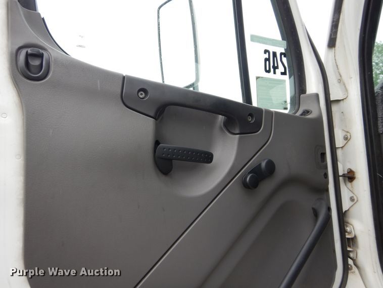 image for item HA9169 2005 Freightliner Business Class M2  semi truck