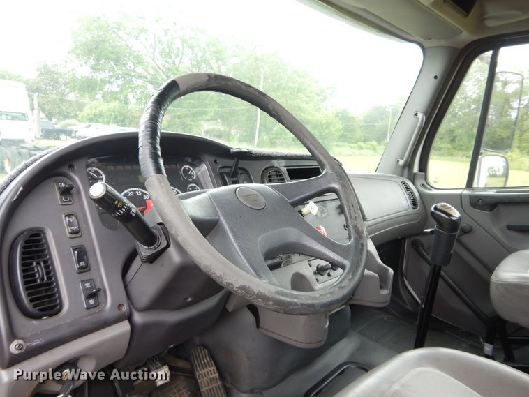 image for item HA9169 2005 Freightliner Business Class M2  semi truck