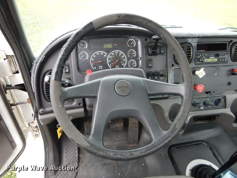 image for item HA9169 2005 Freightliner Business Class M2  semi truck