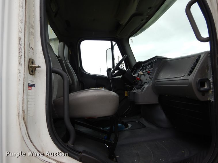 image for item HA9169 2005 Freightliner Business Class M2  semi truck