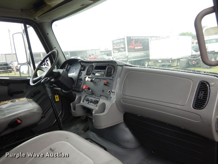 image for item HA9169 2005 Freightliner Business Class M2  semi truck