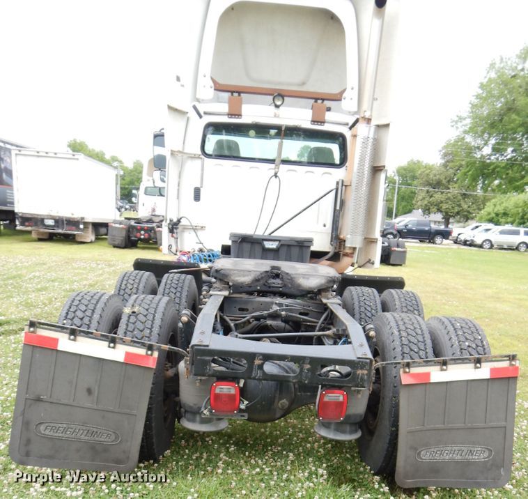 image for item HA9169 2005 Freightliner Business Class M2  semi truck