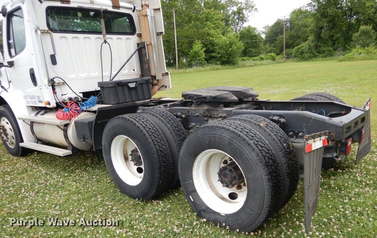 image for item HA9169 2005 Freightliner Business Class M2  semi truck