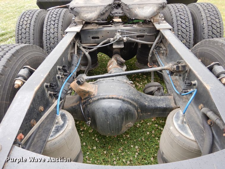 image for item HA9169 2005 Freightliner Business Class M2  semi truck