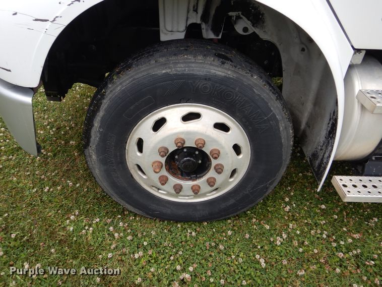 image for item HA9169 2005 Freightliner Business Class M2  semi truck